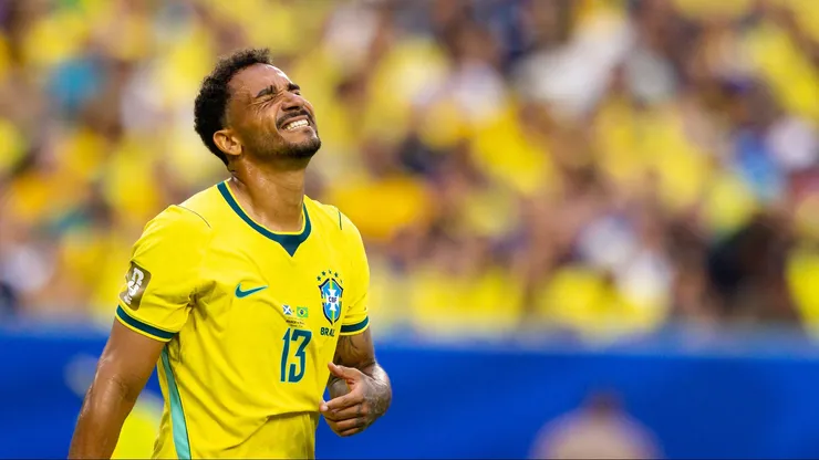 Danilo liga alerta para cartão amarelo em Brasil x Noruega