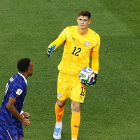 Goleiro do Paraguai rebate Mbappé