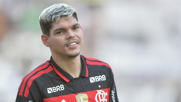 Ayrton Lucas jogador do Flamengo durante partida contra o Botafogo no estádio Engenhão pelo campeonato Carioca 2026. Foto: Thiago Ribeiro/AGIF