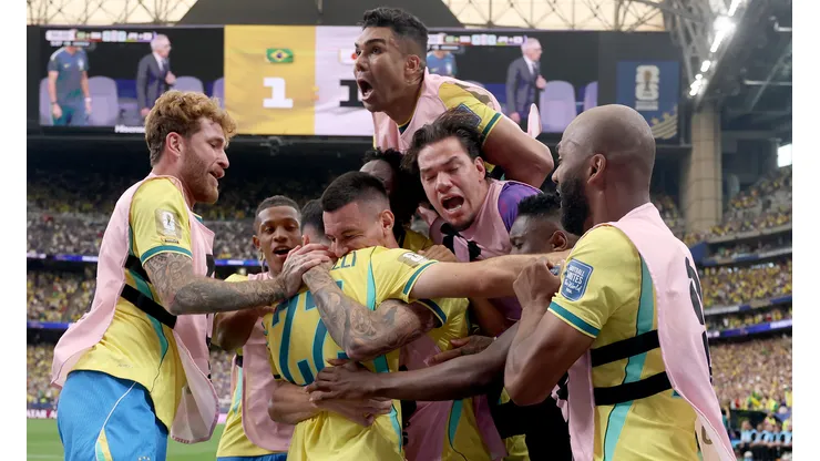 Jogadores da Seleção Brasileira comemorando gol contra o Japão.