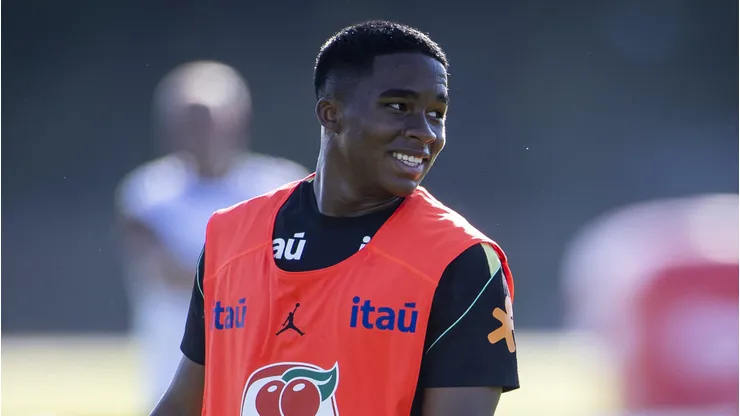 Endrick durante treinamento da Seleção Brasileira.