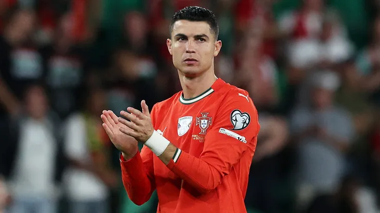 Cristiano Ronaldo (Portugal) aplaude os torcedores após empate contra a Hungria nas Eliminatórias da Copa 2026 (Foto: Carlos Rodrigues/Getty Images)