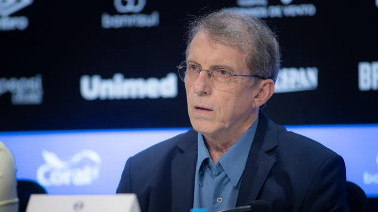 O presidente Odorico Roman fala aos jornalistas durante apresentacao oficial de Luis Castro como tecnico do Gremio em coletiva de imprensa realizada no Arena do Gremio. Foto: Maxi Franzoi/AGIF