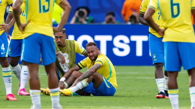 ESTADOS UNIDOS - NOVA YORK - 05/07/2026 - COPA DO MUNDO 2026, BRASIL X NORUEGA - Neymar Jr jogador do Brasil lamenta chorando a derrota ao final da partida contra o Noruega no estadio MetLife Stadium pelo campeonato Copa Do Mundo 2026. Foto: Rodolfo Buhrer/AGIF
