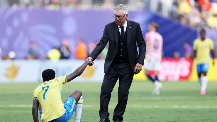 EAST RUTHERFORD, NEW JERSEY - JULY 05: Vinicius Junior #7 of Brazil is consoled by Carlo Ancelotti, Head Coach of Brazil, after the team's 1-2 defeat in the FIFA World Cup 2026 Round of 16 match between Brazil and Norway at New York New Jersey Stadium on July 05, 2026 in East Rutherford, New Jersey. (Photo by Buda Mendes/Getty Images)
