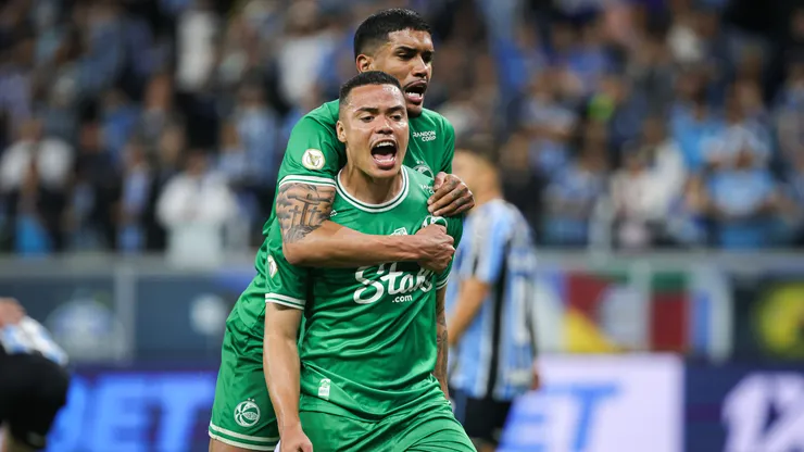 RS - PORTO ALEGRE - 20/11/2024 - BRASILEIRO A 2024, GREMIO X JUVENTUDE - Luis Mandaca jogador do Juventude comemora seu gol com Lucas Barbosa jogador da sua equipe durante partida contra o Gremio no estadio Arena do Gremio pelo campeonato Brasileiro A 2024. Foto: Maxi Franzoi/AGIF