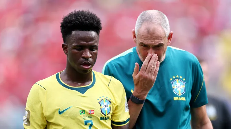 Vinicius Junior, camisa 7 do Brasil, reage no intervalo da partida das oitavas de final da Copa do Mundo FIFA 2026 entre Brasil e Noruega, no New York New Jersey Stadium, em 5 de julho de 2026, em East Rutherford, Nova Jersey. (Foto de Justin Setterfield/Getty Images)