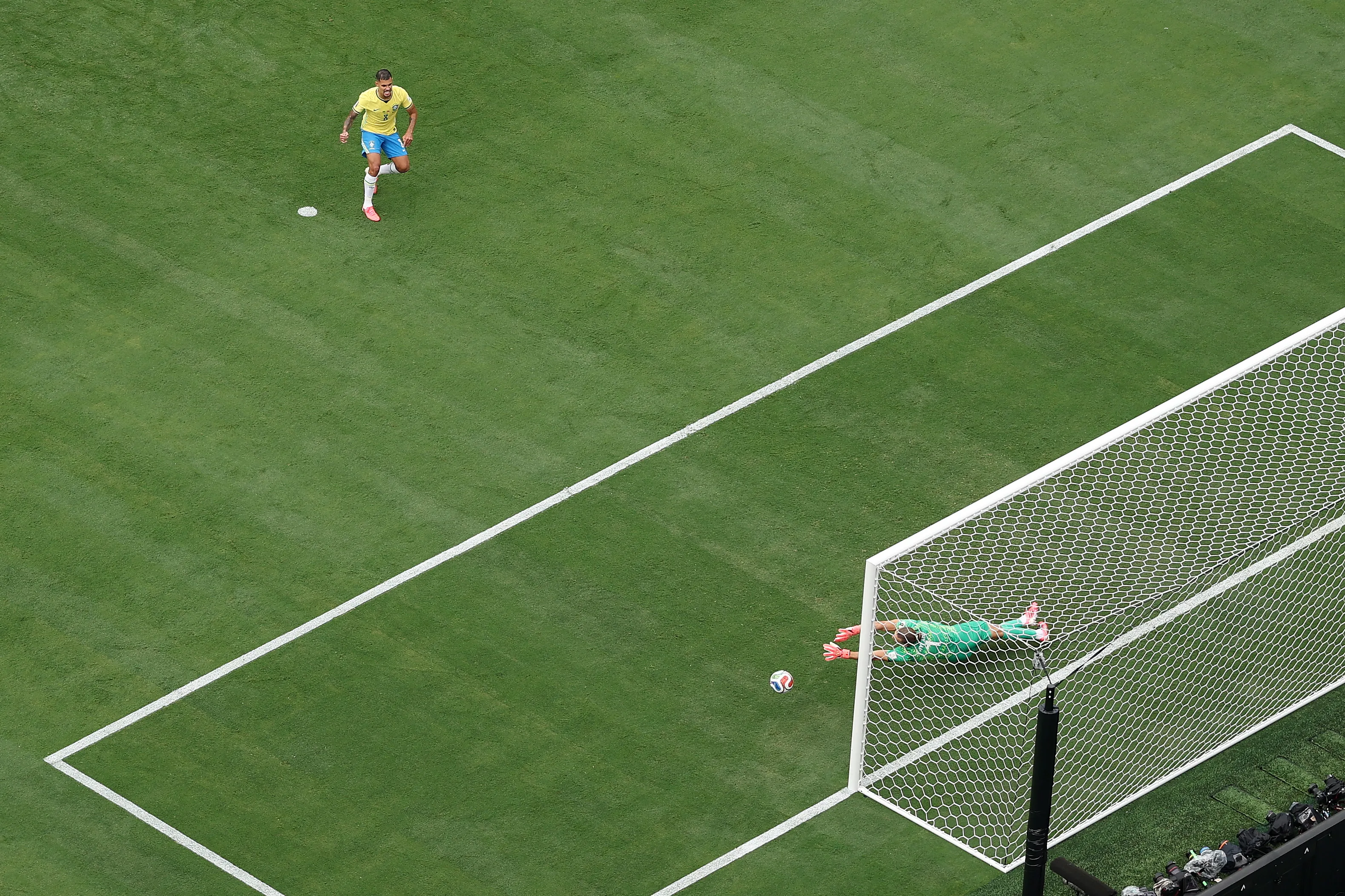 Bruno Guimarães, camisa 8 do Brasil, perde uma cobrança de pênalti contra Orjan Nyland, camisa 1 da Noruega, durante a partida das oitavas de final da Copa do Mundo FIFA 2026 entre Brasil e Noruega, no New York New Jersey Stadium, em 5 de julho de 2026, em East Rutherford, Nova Jersey. (Foto de Dan Mullan/Getty Images)