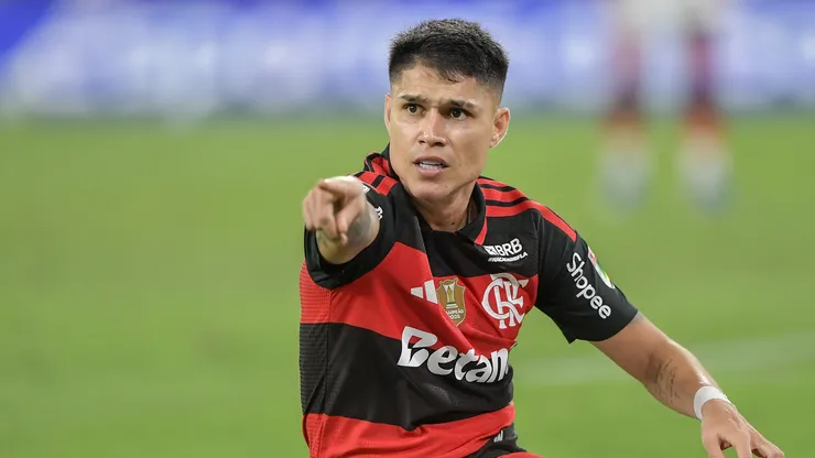Luiz Araújo jogador do Flamengo durante partida contra o Coritiba no estádio Maracanã pelo campeonato Brasileiro A 2026. Foto: Thiago Ribeiro/AGIF