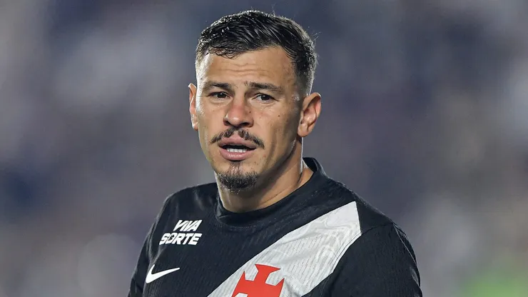Hugo Moura jogador do Vasco durante partida contra o Athletico-PR no estadio Sao Januario pelo campeonato Brasileiro A 2026. Foto: Thiago Ribeiro/AGIF