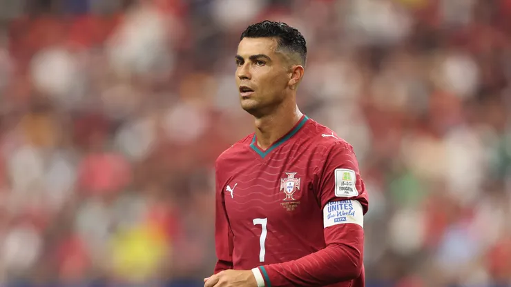 Cristiano Ronaldo #7 (Portugal) observa durante o clássico contra a Espanha pelas oitavas de final da Copa 2026 (Foto: Molly Darlington/Getty Images)