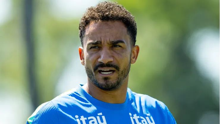 Danilo durante treinamento da Seleção Brasileira.