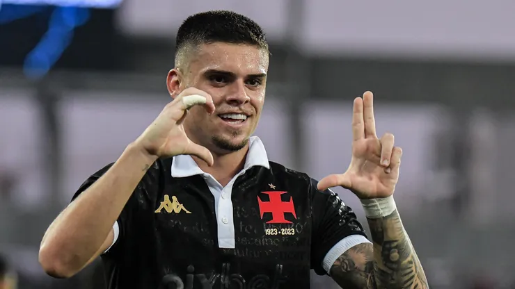 Gabriel Pec jogador do Vasco comemora seu gol durante partida contra o Fluminense no estádio Engenhão pelo campeonato Brasileiro A 2023. Foto: Thiago Ribeiro/AGIF