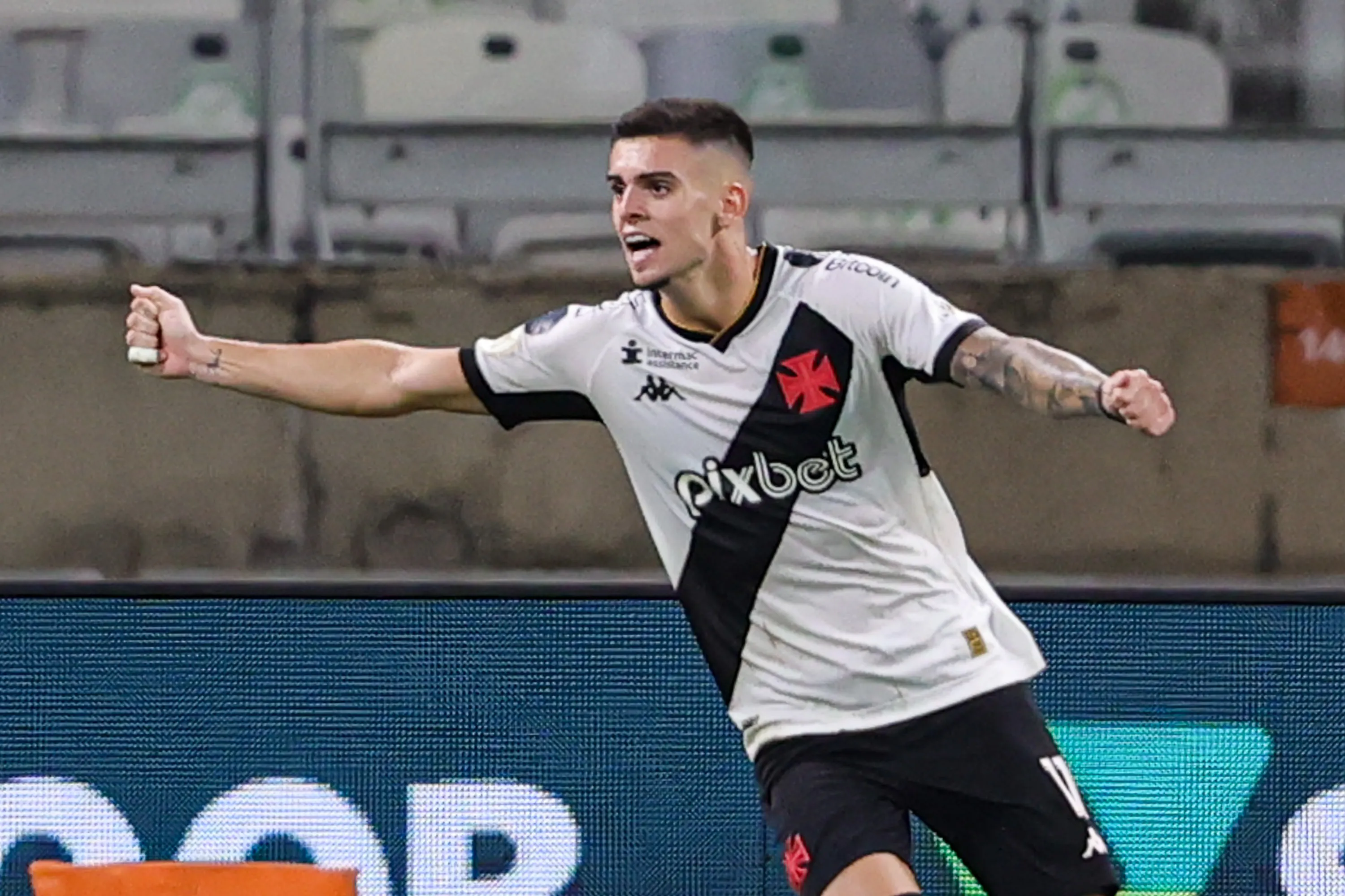MG – BELO HORIZONTE – 22/11/2023 – BRASILEIRO A 2023, CRUZEIRO X VASCO – Gabriel Pec jogador do Vasco comemora seu gol durante partida contra o Cruzeiro no estadio Mineirao pelo campeonato Brasileiro A 2023. Foto: Gilson Lobo/AGIF