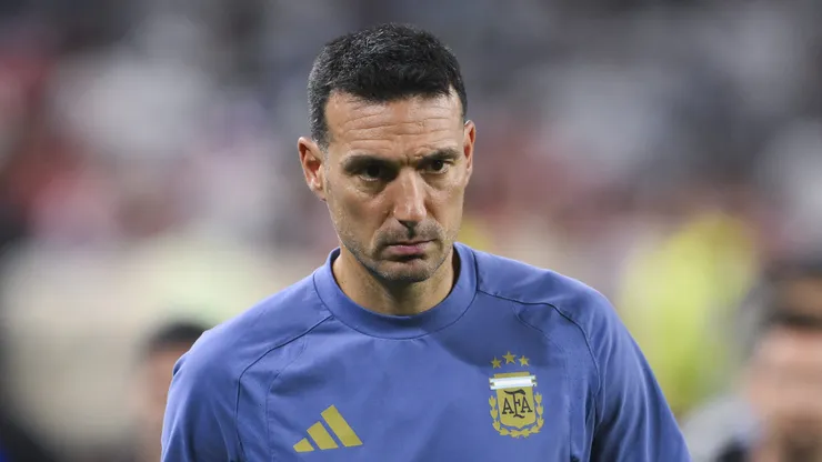 ARLINGTON, TEXAS - JUNE 27: Lionel Scaloni, Head Coach of Argentina, walks from the pitch at half time during the FIFA World Cup 2026 Group J match between Jordan and Argentina at Dallas Stadium on June 27, 2026 in Arlington, Texas. (Photo by David Ramos/Getty Images)