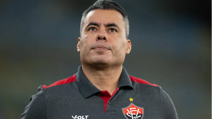 Jair Ventura tecnico do Vitoria durante partida contra o Fluminense no estadio Maracana pelo campeonato Brasileiro A 2026. Foto: Jorge Rodrigues/AGIF