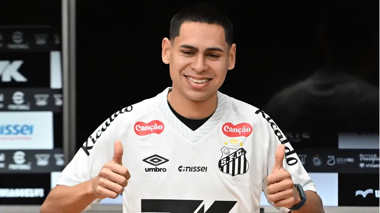 Gustavo Caballero durante sua apresentacao oficial como jogador do Santos em coletiva de imprensa realizada no Vila Belmiro. Foto: Jota Erre/AGIF