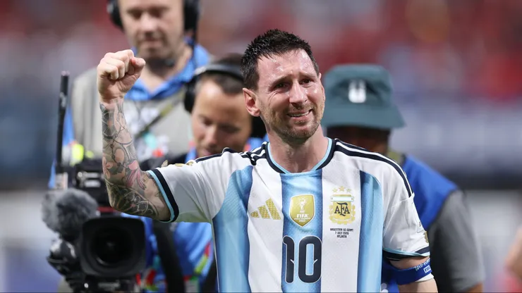 ATLANTA, GEORGIA - JULY 07: Lionel Messi #10 of Argentina applauds fans after the 3-2 victory during the FIFA World Cup 2026 Round of 16 match between Argentina and Egypt at Atlanta Stadium on July 07, 2026 in Atlanta, Georgia. (Photo by Justin Setterfield/Getty Images)