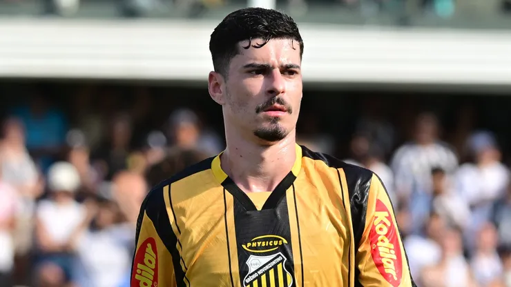 Rômulo jogador do Novorizontino durante partida contra o Santos no estádio Vila Belmiro pelo campeonato Paulista 2026. Foto: Jota Erre/AGIF