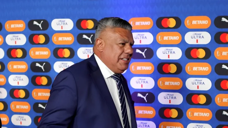 O presidente da Associação Argentina de Futebol, Claudio Chiqui Tapia (à direita), chega antes do sorteio oficial da Copa América CONMEBOL 2024 no James L. Knight Center em 7 de dezembro de 2023 em Miami, Flórida. (Foto de Megan Briggs/Getty Images)