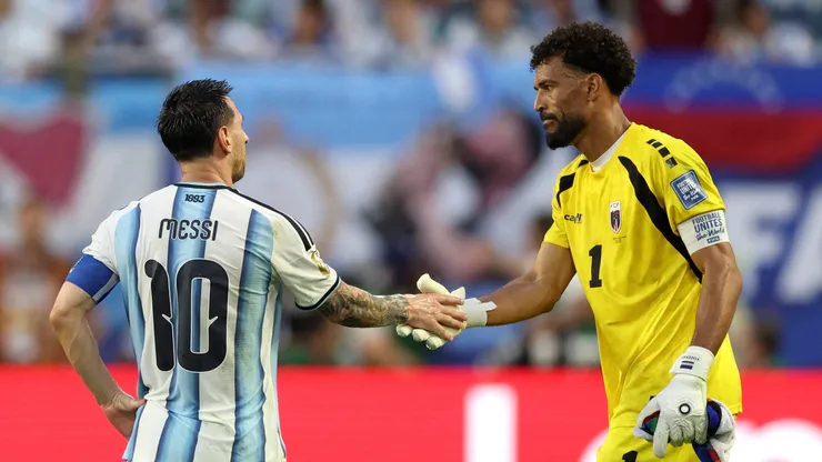 Goleiro Vozinha (Cabo Verde) cumprimenta Lionel Messi (Argentina) antes da prorrogação na fase de 16 avos de final da Copa 2026 (Foto: Xu Zijian/Xinhua/IMAGO)