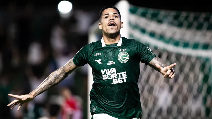 Diego Caito jogador do Goiás comemora seu gol durante partida contra o Vila Nova-GO no estádio Serrinha pelo campeonato Goiano 2026. Foto: Isabela Azine/AGIF