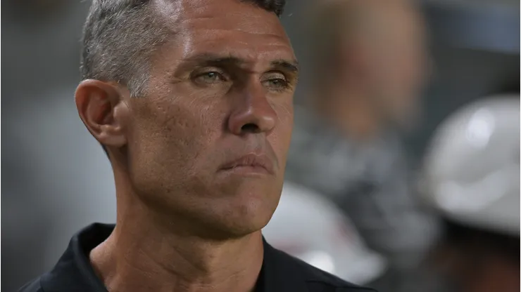 Bruno Lazaroni tecnico do Vasco durante partida contra o Santos no estadio Vila Belmiro pelo campeonato Brasileiro A 2026. Foto: Jota Erre/AGIF