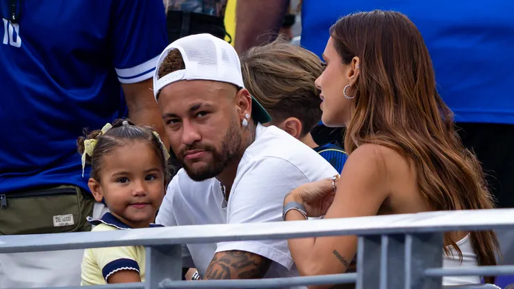 ESTADOS UNIDOS - NOVA YORK - 05/07/2026 - COPA DO MUNDO 2026, BRASIL X NORUEGA - Neymar Jr jogador do Brasil lamenta derrota com sua filha Mave e sua esposa Bruna Biancardi ao final da partida contra o Noruega no estadio MetLife Stadium pelo campeonato Copa Do Mundo 2026. Foto: Rodolfo Buhrer/AGIF