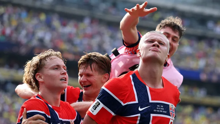 EAST RUTHERFORD, NEW JERSEY - JULY 05: Erling Haaland #9 of Norway celebrates with teammates after scoring his team's second goal during the FIFA World Cup 2026 Round of 16 match between Brazil and Norway at New York New Jersey Stadium on July 05, 2026 in East Rutherford, New Jersey. (Photo by Al Bello/Getty Images)