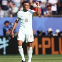 Mbappé supera pênalti perdido e abre classificação da França