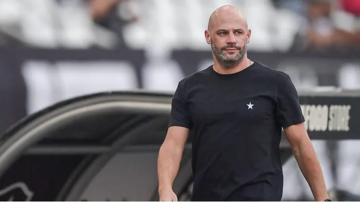 RJ - RIO DE JANEIRO - 21/04/2026 - COPA DO BRASIL 2026, BOTAFOGO X CHAPECOENSE - Franclim Carvalho tecnico do Botafogo durante partida contra o Chapecoense no estadio Engenhao pelo campeonato Copa Do Brasil 2026. Foto: Thiago Ribeiro/AGIF