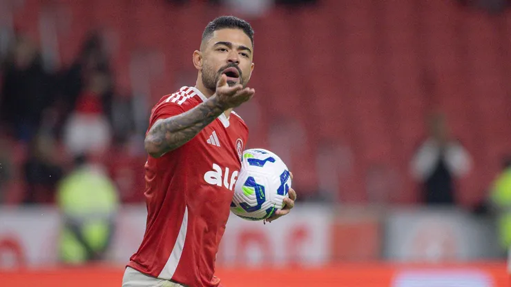Bruno Tabata jogador do Internacional comemora seu gol durante partida contra o São Paulo no estádio Arena do Grêmio pelo campeonato Brasileiro A 2025. Foto: Maxi Franzoi/AGIF