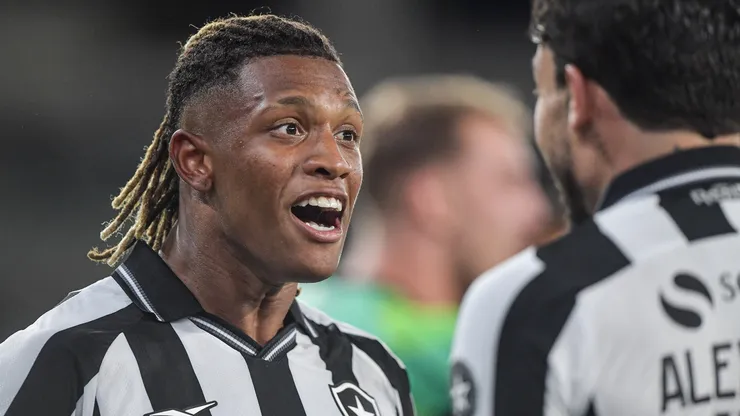 Danilo jogador do Botafogo comemora seu gol durante partida contra o Cruzeiro no estádio Engenhão pelo campeonato Brasileiro A 2026. Foto: Thiago Ribeiro/AGIF
