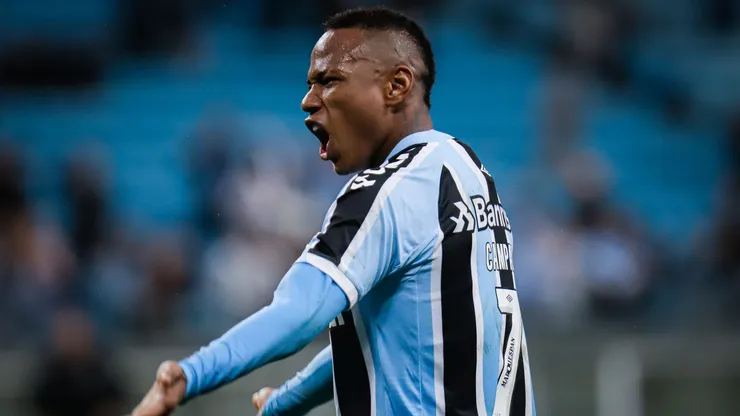 Campaz jogador do Gremio comemora seu gol durante partida contra o Operario no estadio Arena do Gremio pelo campeonato Brasileiro B 2022.
