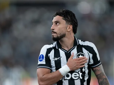 Botafogo toma decisão e só irá conversar sobre renovação de Alex Telles em agosto