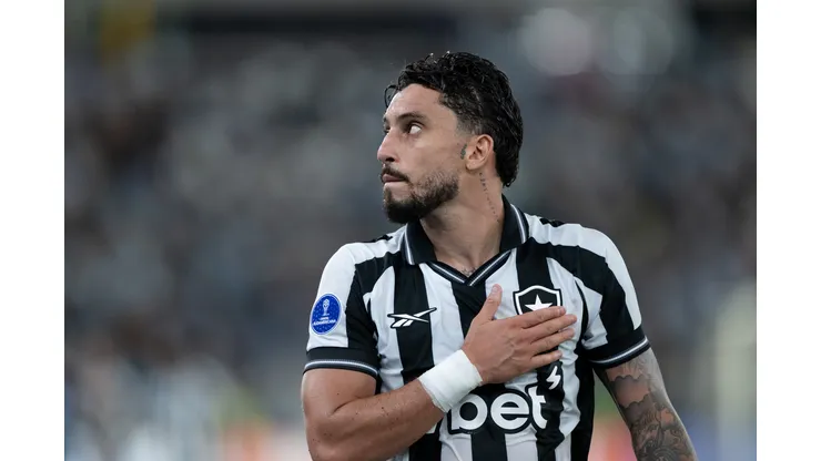 RJ - RIO DE JANEIRO - 06/05/2026 - COPA SUL-AMERICANA 2026, BOTAFOGO X RACING - Alex Telles jogador do Botafogo durante partida contra o Racing no estadio Engenhao pelo campeonato Copa Sul-Americana 2026. Foto: Jorge Rodrigues/AGIF