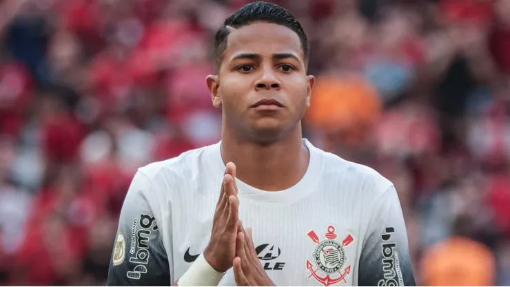 Wesley durante confronto contra o Athletico-PR no Campeonato Brasileiro de 2024.