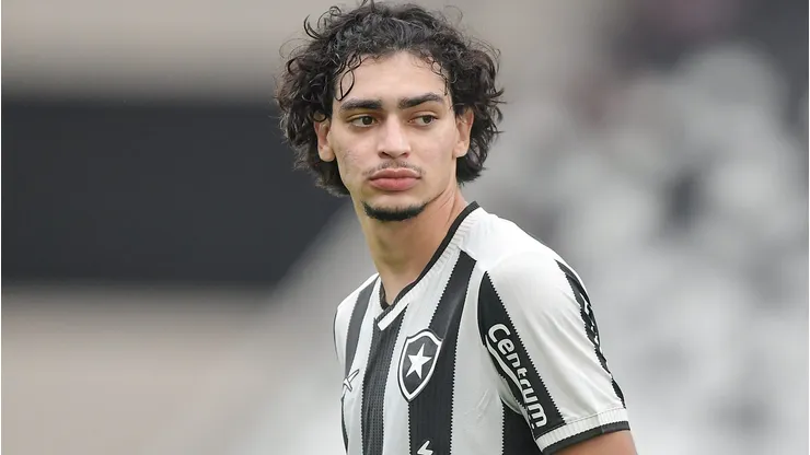 Matheus Nascimento durante confronto contra o Maricá no Carioca de 2025.