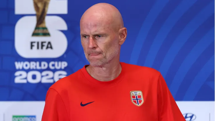 Técnico da Noruega em entrevista coletiva na Copa do Mundo de 2026.