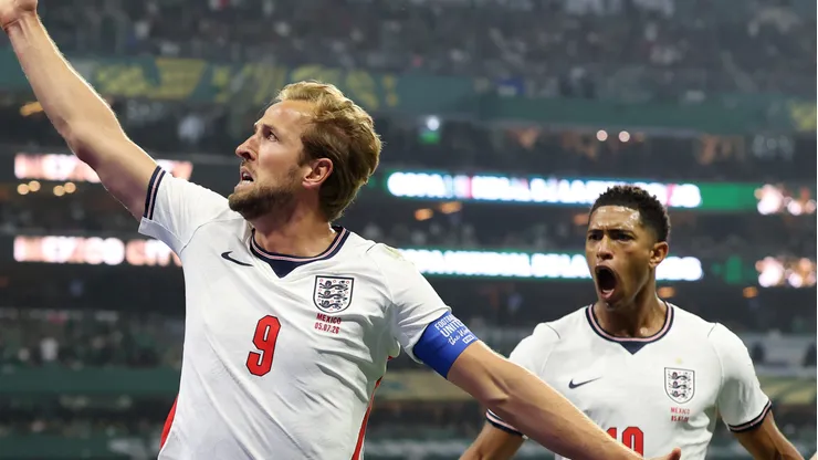 MEXICO CITY, MEXICO - JULY 05: Harry Kane #9 of England celebrates with Jude Bellingham #10 after converting a penalty for his team’s third goal during the FIFA World Cup 2026 Round of 16 match between Mexico and England at Mexico City Stadium on July 05, 2026 in Mexico City, Mexico. (Photo by Charlotte Wilson/Getty Images)