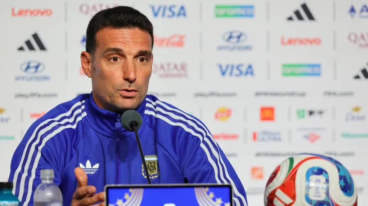 Lionel Scaloni, técnico da Argentina, concede entrevista coletiva na véspera de partida das oitavas de final da Copa 2026 contra o Egito (Foto: Alejandro Pagni/Getty Images)