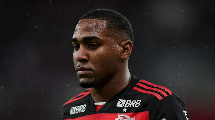 Lorran recebe cobrança de José Boto no Flamengo