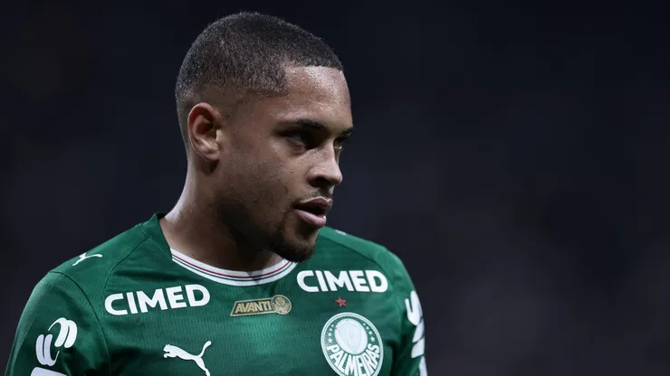 Vitor Roque voltou a treinar com o elenco do Palmeiras