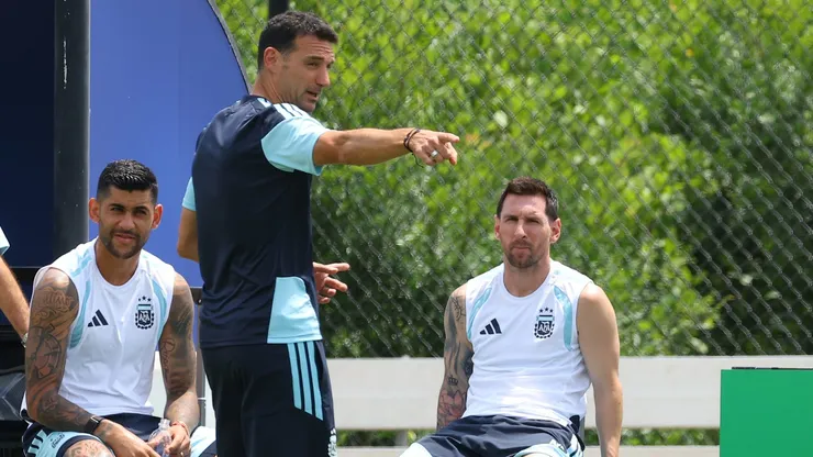Scaloni mantém Messi como cobrador oficial da Argentina. Foto: Alejandro Pagni/Getty Images