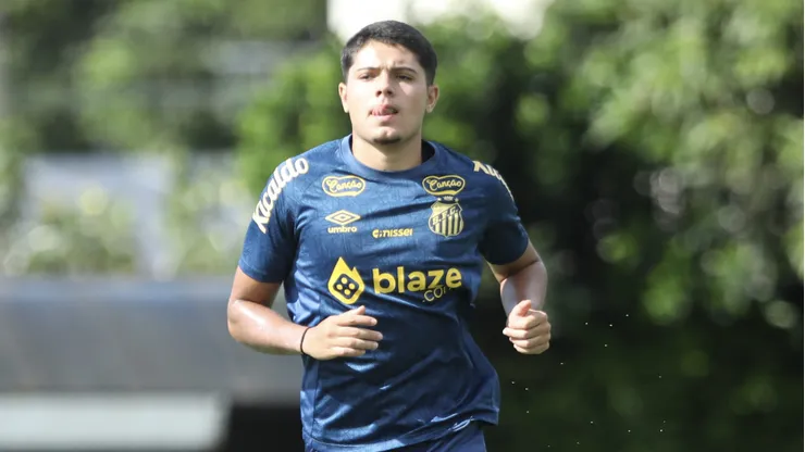 Luca Meirelles jogador do Santos durante treino no Centro de Treinamento CT Rei Pele. Foto: Reinaldo Campos/AGIF