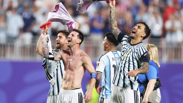 KANSAS CITY, MISSOURI - JULY 11: Lionel Messi #10 and Leandro Paredes #5 of Argentina applaud fans after the 3-1 victory during the FIFA World Cup 2026 Quarter Final match between Argentina and Switzerland at Kansas City Stadium on July 11, 2026 in Kansas City, Missouri. (Photo by Carl Recine/Getty Images)