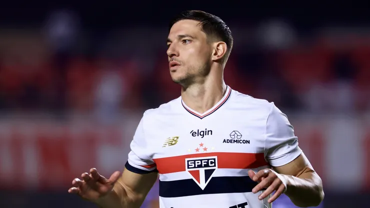 Cédric Soares jogador do São Paulo durante partida contra o Athletico-PR no estádio Morumbi pelo campeonato Copa Do Brasil 2025. Foto: Marcello Zambrana/AGIF