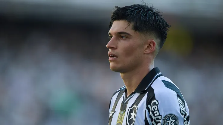 Joaquin Correa jogador do Botafogo comemora seu gol durante partida contra o Santos no estádio Engenhão pelo campeonato Brasileiro A 2025. Foto: Thiago Ribeiro/AGIF