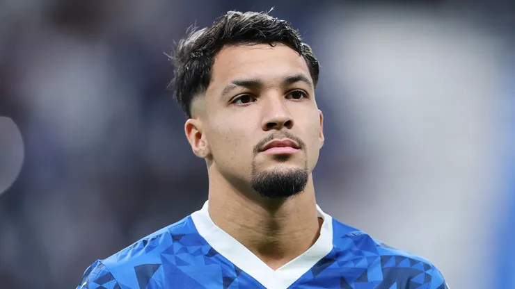 Marcos Leonardo (Al-Hilal) observa antes de partida contra o Persepolis pela Champions League da Ásia (Foto: Abdullah Ahmed/Getty Images)
