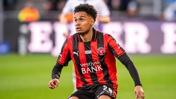 Paulinho (FC Midtjylland) é visto durante partida contra o Aarhus GF pela Superliga Dinamarquesa (Foto: Morten Kjaer/Gonzales Photo/IMAGO)